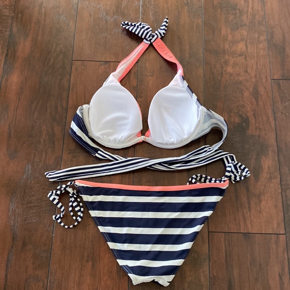 Venus Underwire a halter bikini top with string bottoms - Picture 5 of 5